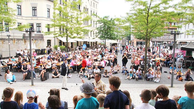 Entspannte Atmosphäre am Albertsplatz. Das Publikum hatte es sich bequem gemacht und lauschte den Chören. Fotos: Christiane lehmann