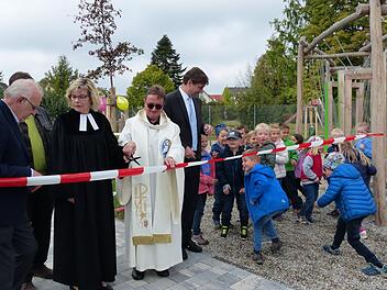 Der Spielplatz wird eröffnet. Foto: Pauline Lindner