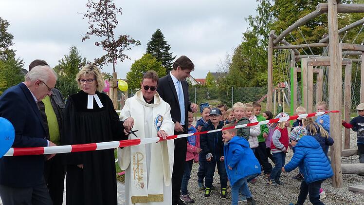 Der Spielplatz wird eröffnet. Foto: Pauline Lindner