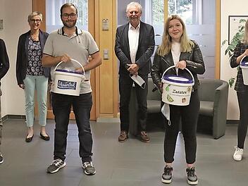 Die Gesch&auml;ftsleitung der Firma Maintal-Konfit&uuml;ren mit den neuen Azubis; von links im Bild Louis Mitl&ouml;hner, Gesch&auml;ftsleiterin Anne Feulner, Lukas Wei&szlig;, Gesch&auml;ftsleiter Klaus Hammelbacher, Lisa-Marie Gro&szlig;kreutz und Marina Roth Foto: Luca Schmitt