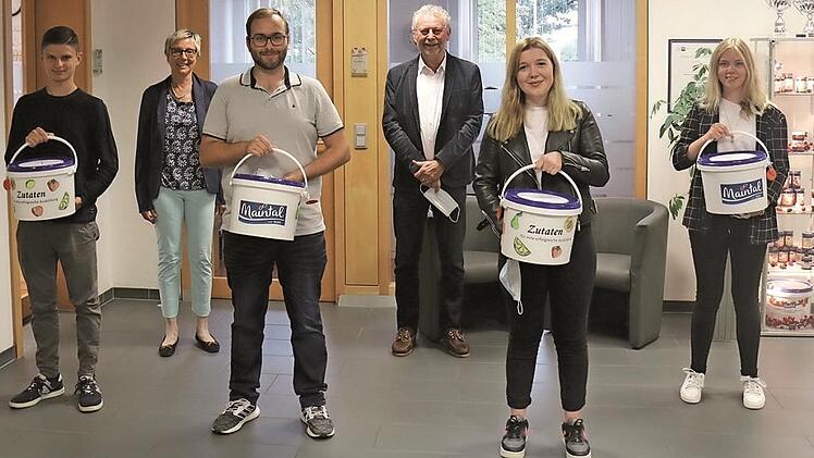 Die Geschäftsleitung der Firma Maintal-Konfitüren mit den neuen Azubis; von links im Bild Louis Mitlöhner, Geschäftsleiterin Anne Feulner, Lukas Weiß, Geschäftsleiter Klaus Hammelbacher, Lisa-Marie Großkreutz und Marina Roth Foto: Luca Schmitt