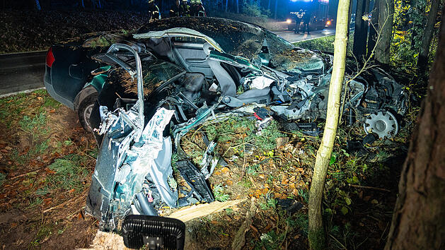 Oberhaid: 18-J&auml;hriger prallt mit Auto gegen Baum
