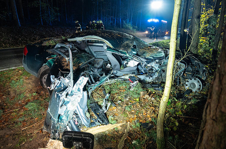 Oberhaid: Fahranfänger prallt gegen Baum - Auto bei Crash auseinandergerissen
