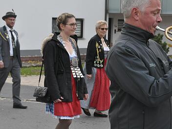 Annika Lurz ist in diesem Jahr Schützenkönigin im Schützengau Schweinfurt geworden. Hinten: Maria Florschütz, eine der früheren Gauschützenköniginnen der Junkersdorfer.