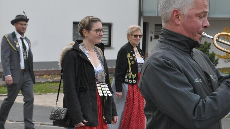 Annika Lurz ist in diesem Jahr Schützenkönigin im Schützengau Schweinfurt geworden. Hinten: Maria Florschütz, eine der früheren Gauschützenköniginnen der Junkersdorfer.