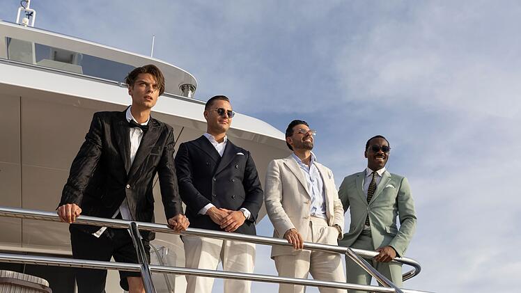 Noch k&ouml;nnen (von links) Tim Rasch, David Ohligschl&auml;ger, Tarik Oguz und N&eacute;h&eacute;mie Wagne den Ausblick auf der "Resonance" genie&szlig;en. Die Yacht kostet mehr als 20 Millionen Euro.