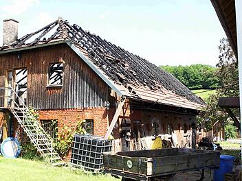 Auch wenn der Dachstuhl noch steht, dürfte die Backstein-Scheune aus dem Jahr 1922 nach dem Brand nicht zu erhalten sein. Die Polizei schätzte den Schaden gestern auf rund 100 000 Euro. Noch schwerer wiegt allerdings die Verletzung zweier Helfer, die nun im Krankenhaus liegen. Fotos: Thomas Dill
