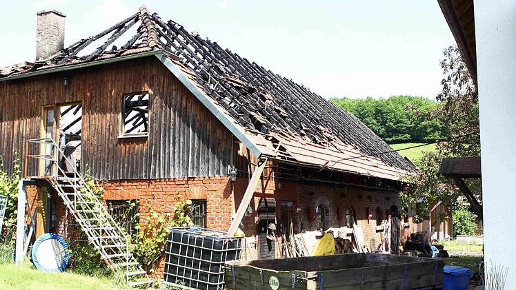 Auch wenn der Dachstuhl noch steht, dürfte die Backstein-Scheune aus dem Jahr 1922 nach dem Brand nicht zu erhalten sein. Die Polizei schätzte den Schaden gestern auf rund 100 000 Euro. Noch schwerer wiegt allerdings die Verletzung zweier Helfer, die nun im Krankenhaus liegen. Fotos: Thomas Dill