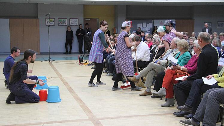 Der absolute Höhepunkt des Abends: Das Projekt Musik und Bewegung hat sich eine "Sauberei in drei Bildern" vorgenommen und machte auf Putzeimern, mit Mülltonnen, Besen und anderen Müllutensilien Musik: witzig!  Foto: Sonja Adam