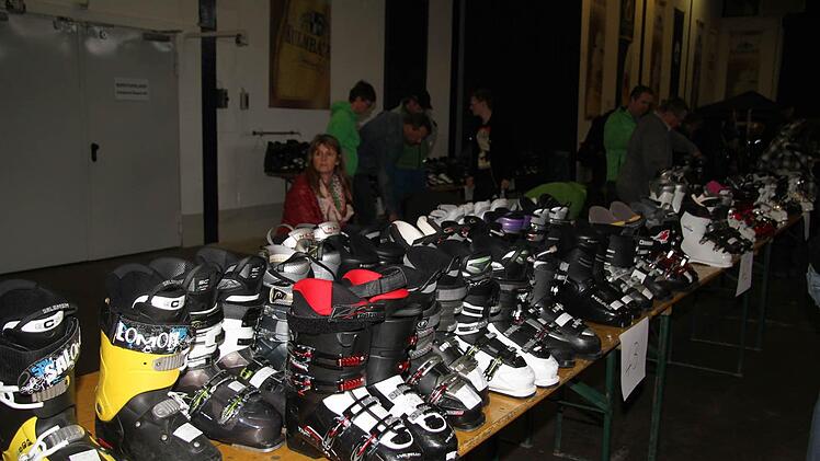 Genau 370 Paar Skischuhe waren im Angebot.