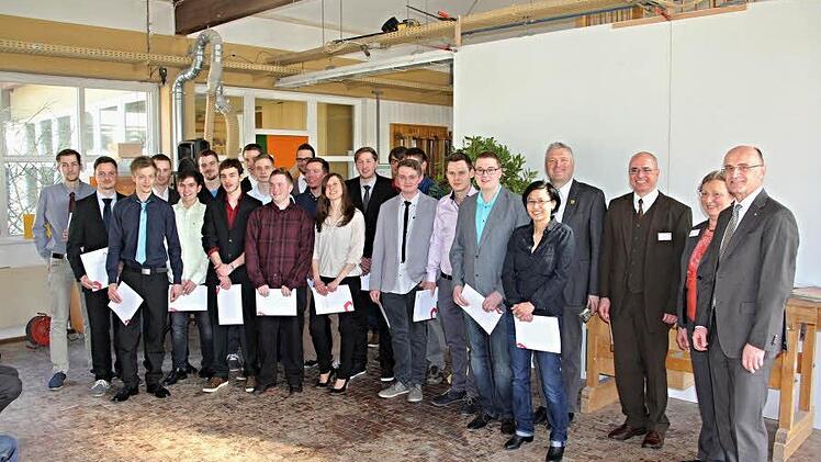 Stolz können die Absolventinnen und Absolventen des 59. Kurses der Schreinermeisterschule Ebern sein. Sie haben allen mit guten Ergebnissen bestanden. Mit ihnen freuen sich (von rechts): Landrat Wilhelm Schneider, Kursleiterin Halla Kondler, Schulleiter Dr. Oliver Dünisch und 1. Bürgermeister Jürgen Hennemann. Foto: Helmut Will