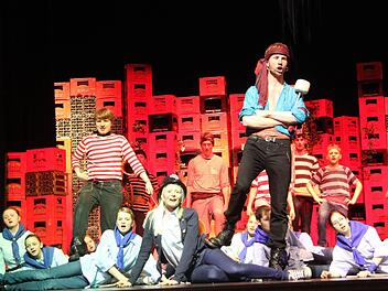 Am Ende siegen die Piraten - und beschließen in den Dienst der Krone zu treten, denn eigentlich fließt in den Adern der wilden Piraten blaues Blut. Witziges Detail: Hinter der Bierkastenkulisse kommt eine winkende Queen zutage. Foto: Sonja Adam