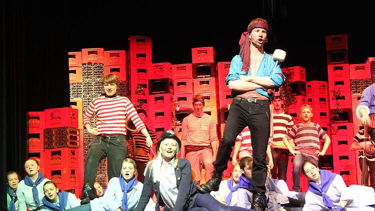 Am Ende siegen die Piraten - und beschließen in den Dienst der Krone zu treten, denn eigentlich fließt in den Adern der wilden Piraten blaues Blut. Witziges Detail: Hinter der Bierkastenkulisse kommt eine winkende Queen zutage. Foto: Sonja Adam