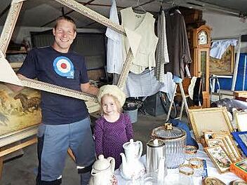 Sebastian Hohenberger ist bereits bestens gewappnet für den Garagentrödel. In seiner großen Garage findet sich ein kompletter Hausrat. Seine Nichte Helen möchte ihn beim Verkauf unterstützen. Foto: Eigenfeld