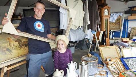 Sebastian Hohenberger ist bereits bestens gewappnet für den Garagentrödel. In seiner großen Garage findet sich ein kompletter Hausrat. Seine Nichte Helen möchte ihn beim Verkauf unterstützen. Foto: Eigenfeld