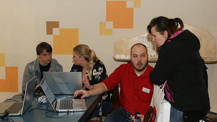 "Irgendwas mit Computern" würden viele junge Leute gerne beruflich machen. Welche Möglichkeiten es da gibt, erfuhren die Besucher der Ausbildungsbörse bei den IT-Fachschülern der Heinrich-Thein-Berufsschule.