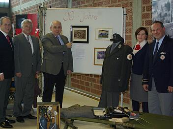 Seit 90 Jahren ist die BRK-Bereitschaft Fuchsstadt in der "Mission Menschlichkeit" präsent, wie eine Ausstellung zeigte, die auch (von links) Dr. Alexander Siebel, Peter Hart, Alfred Schrenk, Holger Fröhlich und Sabina Jaborek-Hugo besichtigten. Foto: Winfried Ehling