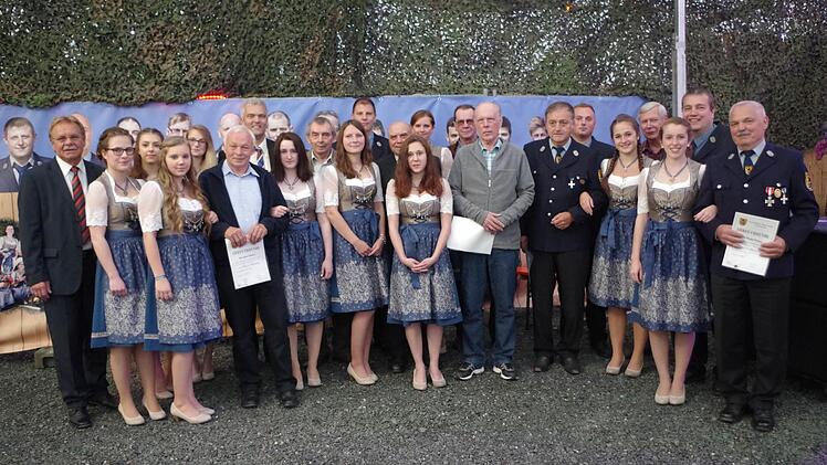 Seit 50 und sogar 60 Jahren sind diese Mitglieder ihrem Feuerwehrverein treu. Sie erhielten beim Festkommers Urkunden für langjährige Mitgliedschaft - und neben zahlreichen Ehrengästen ließen es sich auch die Ehrendamen nicht nehmen, den Jubilaren zu gratulieren. Foto: Veronika Schadeck