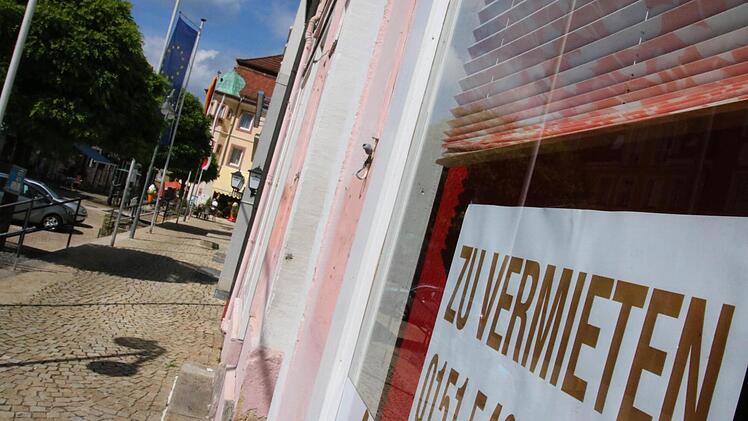 Rund um den Bad Brückenauer Kirchturm stehen jede Menge Läden und Gaststätten leer. An den Mieten liegt es laut Matthias Jost vom Haus- und Grundbesitzerverein Bad Brückenau aber nicht. Foto: Ralf Ruppert