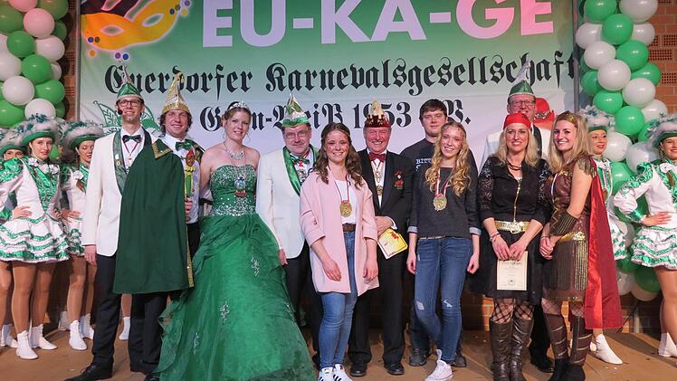 Unser Bild zeigt (von links) Sitzungspräsident Steffen Lauer, die Hoheiten der EU-KA-GE: Jasmin I. (Jasmin Röthlein) und Christian II (Christian Erhard), Artur Unsleber, Sabrina Kaiser, Dieter Kewersun vom Fastnachtverband Franken, Christian Leber, Stefanie Gigla, Nicole Scholz, Gesellschaftspräsident Dieter Diez, Jana Lippert und Kathrin Klingspies (in der Prinzengarde). Außerdem wurde Simone Sell geehrt.  Foto: D. Bauer