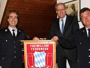 Herzogenaurachs Bürgermeister German Hacker mit Gerhard Heger (links) und Michael Winkelmann (rechts). Beide Kommandanten der Feuerwehr Niederndorf wurden wiedergewählt.  Fotos: Richard Sänger