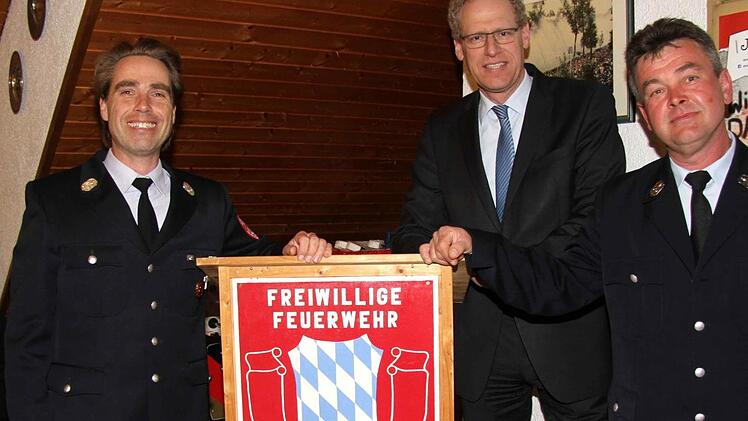 Herzogenaurachs Bürgermeister German Hacker mit Gerhard Heger (links) und Michael Winkelmann (rechts). Beide Kommandanten der Feuerwehr Niederndorf wurden wiedergewählt.  Fotos: Richard Sänger
