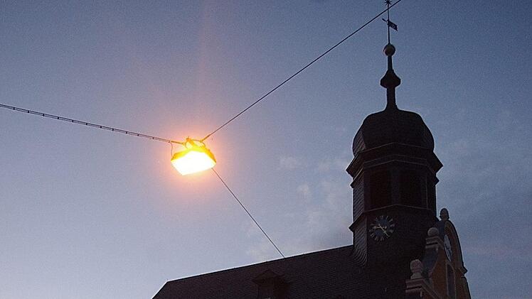 Die Unterrodacher Kirche wird ab sofort jedes Wochenende illuminiert.  Foto: Heike Schülein