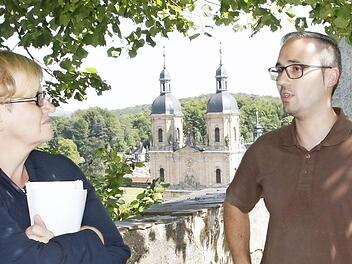 Anette Kramme im Gespräch mit "Burgherr" Thomas Pleiner.