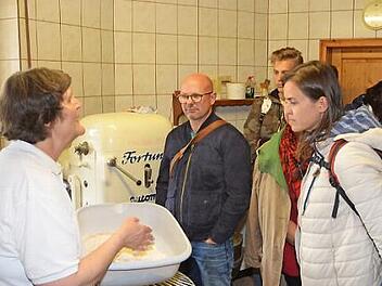 Beate Beetz erklärt den Interessierten der Delegation ihre Bauernbrotherstellung aus 100 Prozent Roggen-, Vollkorn-, Dinkel- und Sonnenblumenbrot. Foto: K.- H. Hofmann
