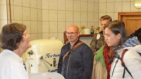 Beate Beetz erklärt den Interessierten der Delegation ihre Bauernbrotherstellung aus 100 Prozent Roggen-, Vollkorn-, Dinkel- und Sonnenblumenbrot. Foto: K.- H. Hofmann
