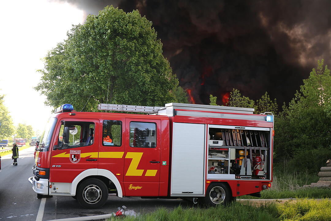 Firmengebäude in Oberfranken geht in Flammen auf