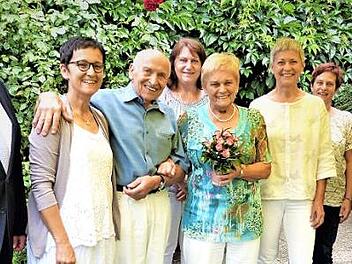 Diamantene Hochzeit im Hause Benra. Unser Bild zeigt (von links) stellvertretenden Landrat Dieter Schaar, Tochter Ingrid, Edmund Benra, Lydia Dohlus, Grete Benra, Tochter Petra, Schwiegertochter Heike, Monika Jahreis und Bürgermeister Stephan Heckel-Michel. Foto: Werner Reißaus