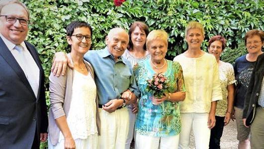 Diamantene Hochzeit im Hause Benra. Unser Bild zeigt (von links) stellvertretenden Landrat Dieter Schaar, Tochter Ingrid, Edmund Benra, Lydia Dohlus, Grete Benra, Tochter Petra, Schwiegertochter Heike, Monika Jahreis und Bürgermeister Stephan Heckel-Michel. Foto: Werner Reißaus