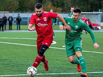 Der TSV Staffelstein um Jonas Dietz (links) hielt im Heimspiel die TSG Niederf&uuml;llbach um Lukas Werner klar auf Distanz.  Foto: Hartmut Klamm