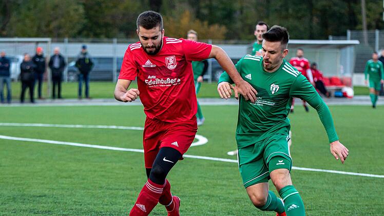 Der TSV Staffelstein um Jonas Dietz (links) hielt im Heimspiel die TSG Niederf&uuml;llbach um Lukas Werner klar auf Distanz.  Foto: Hartmut Klamm