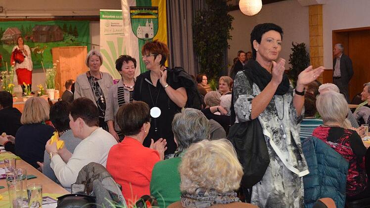 Bei einer Modenschau werden Modelle aus dem kleinen regionalen Modegeschäft "Großartig" von Nadja Spiller aus Neustadt präsentiert. Foto: Gabi Bertram