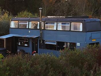 In Schottland k&ouml;nnen Familien in umgebauten Bussen Urlaub machen.