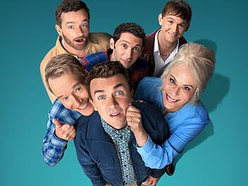 Malcom (Frankie Muniz, Mitte) muss mit seinen Br&uuml;dern (oben, von links: Christopher Masterson, Justin Berfield, Caleb Ellsworth-Clark) zum Hochzeitstag von Hal (Bryan Cranston) und Lois (Jane Kaczmarek) antanzen.
