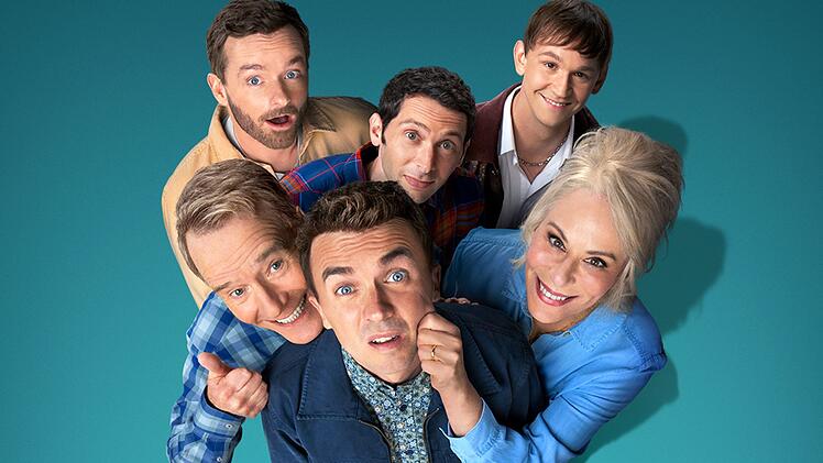 Malcom (Frankie Muniz, Mitte) muss mit seinen Br&uuml;dern (oben, von links: Christopher Masterson, Justin Berfield, Caleb Ellsworth-Clark) zum Hochzeitstag von Hal (Bryan Cranston) und Lois (Jane Kaczmarek) antanzen.
