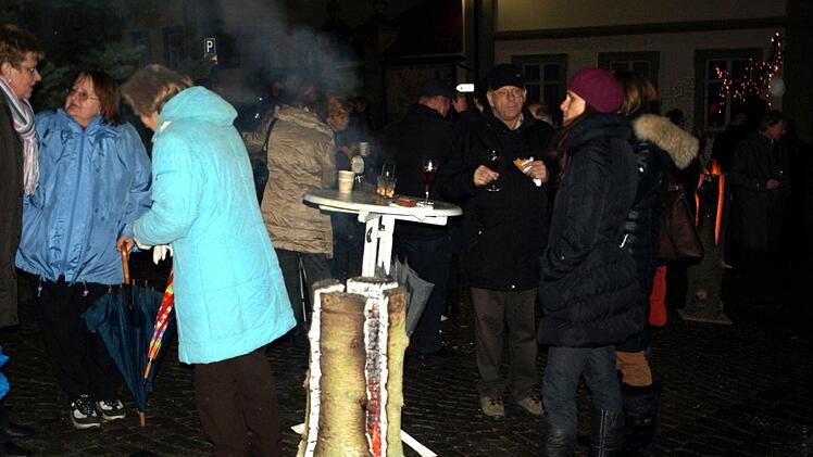 Brennende Baumstämme strahlten Wärme aus und spendeten den vielen Besuchern ein festliches Licht.