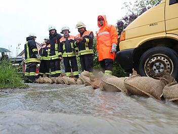 Bereits am Sonntag musste die Feuerwehr ausrücken. Hier in Schammelsdorf drohten Häuser vom aufgestauten Regenwasser überschwemmt zu werden. Foto: News5 / Herse