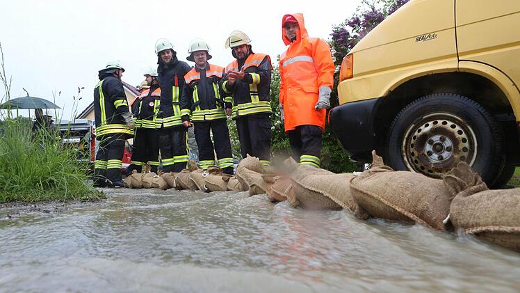 Bereits am Sonntag musste die Feuerwehr ausrücken. Hier in Schammelsdorf drohten Häuser vom aufgestauten Regenwasser überschwemmt zu werden. Foto: News5 / Herse