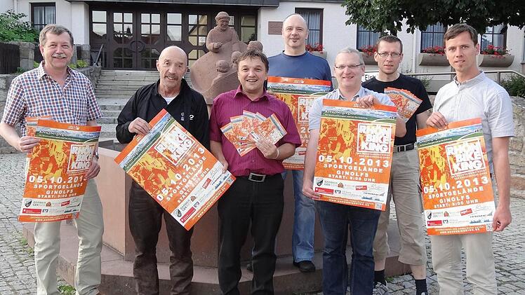 Die Offiziellen bei der Vorstellung des Plakats.