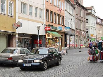 Mit dem Auto zwischen Fußgängern und Kleiderständern hindurch? Der Steinweg ist für die Beteiligten keine praktikable Umleitung, wenn der Obere Bürglaß im kommenden Jahr für mehrere Monate zur Baustelle wird. Foto: Oliver Schmidt