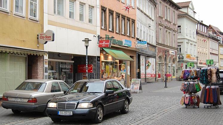 Mit dem Auto zwischen Fußgängern und Kleiderständern hindurch? Der Steinweg ist für die Beteiligten keine praktikable Umleitung, wenn der Obere Bürglaß im kommenden Jahr für mehrere Monate zur Baustelle wird. Foto: Oliver Schmidt