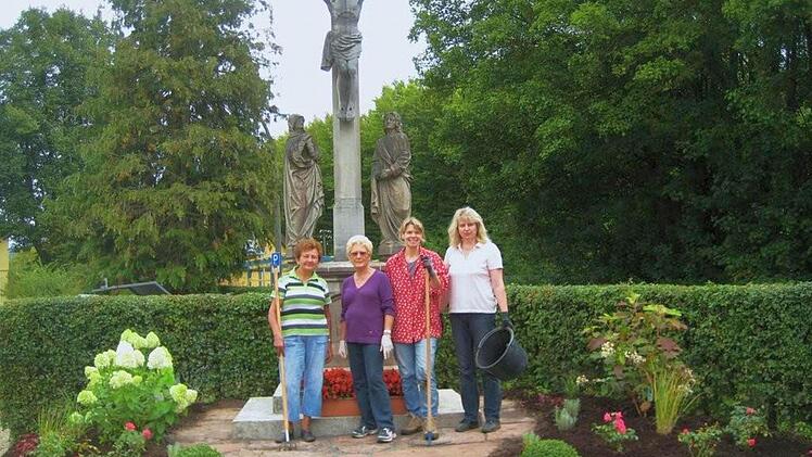 Die fleißigen Helferinnen: Irmgard Neumann, Margarete Zirwick, Silke Kaufmann und Daniela Schmitt (von links).