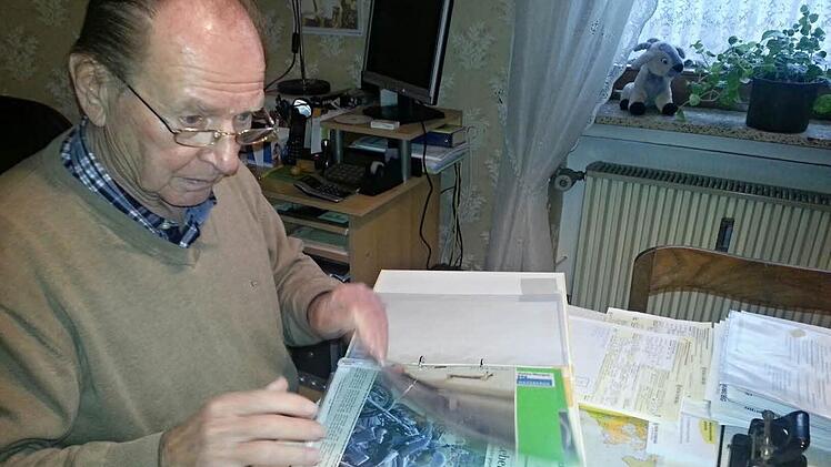 Josef Wunder beim Studium alter Rechnungen und Belege, die jahrelange Restaurationsarbeit dokumentieren. Foto: Helmut Will