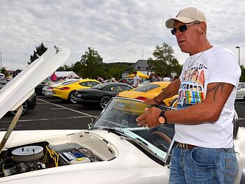 Uwe Thein fährt einen Nachbau einer Ford Cobra 427. Von dem Original gibt es heute weltweit nur noch eine handvoll Fahrzeuge. Foto: Peter Rauch