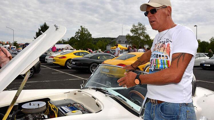 Uwe Thein fährt einen Nachbau einer Ford Cobra 427. Von dem Original gibt es heute weltweit nur noch eine handvoll Fahrzeuge. Foto: Peter Rauch