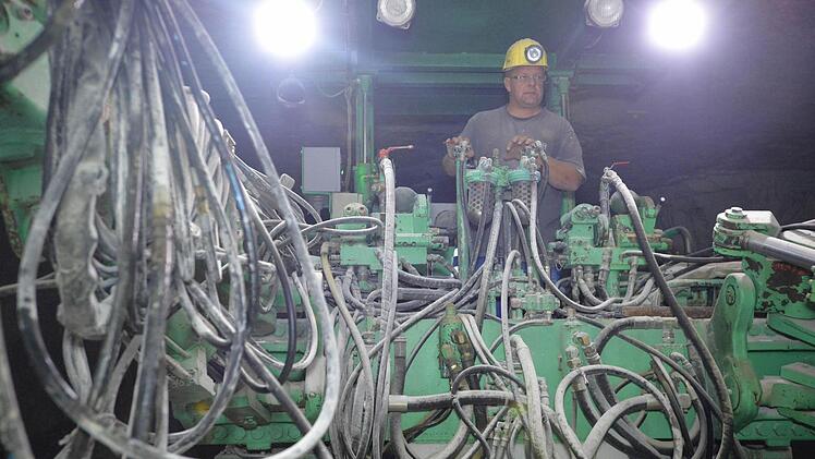 Alles Hydraulik: Ein Arbeiter kümmert sich um die Bohrlöcher für die nächsten Sprengungen am Abend. Foto: Ronald Rinklef